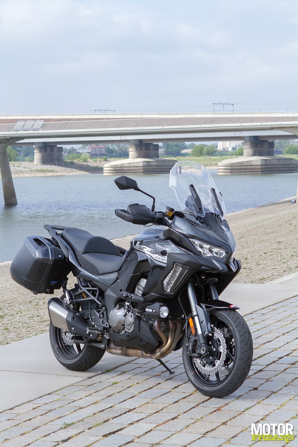 Motorfreaks Vergelijk Kawasaki Versys 1000 SE vs. Suzuki V Strom 1050 XT Versys buitenbeentje