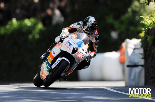 Ian_Hutchinson_IOMTT_2010_supersport_2.jpg