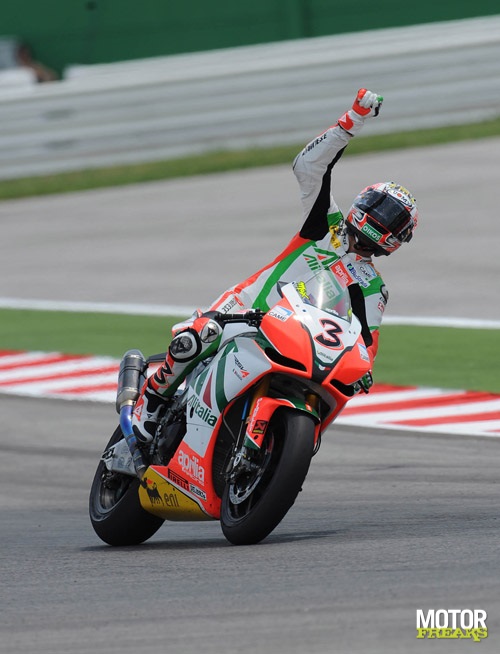 Max_Biaggi_Misano_2010_race.jpg