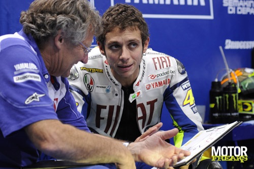 Valentino_Rossi_2010_pitbox.jpg