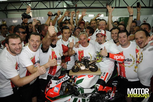 01_Biaggi_TeamAprilia.jpg