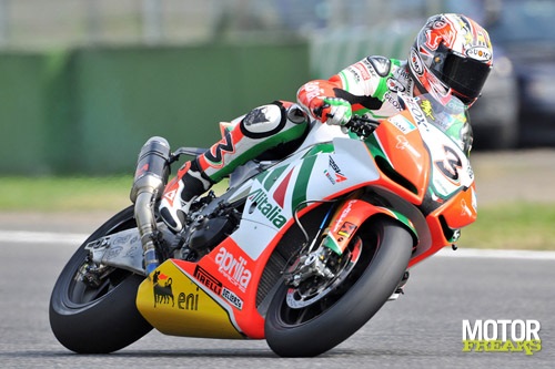 Max_Biaggi_Magny_Cours_2010.jpg