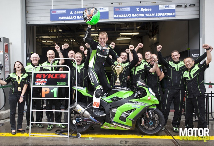 Tom_Sykes_Kawasaki_Nurburgring_2011_victory