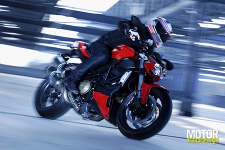 Ducati_Streetfighter_actie_4.jpg