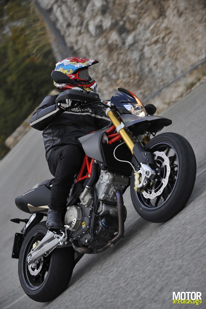 Aprilia_Dorsoduro_Factory_01.jpg