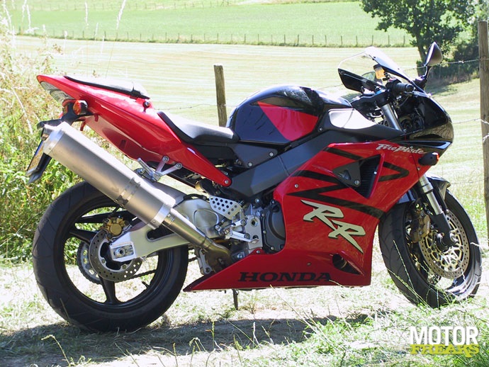 Honda CBR954RR_Fireblade_3-1