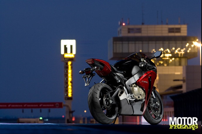 Honda_CBR1000RR_08_statisch_night.jpg