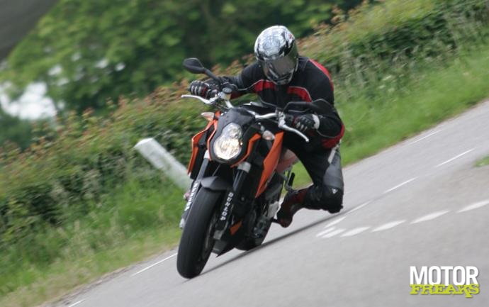 ktm_superduke_990_2_4_l.jpg