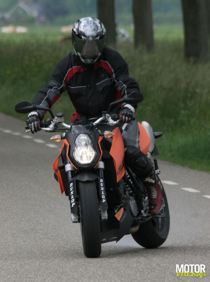 thumb_ktm_superduke_990_4_3_l.jpg