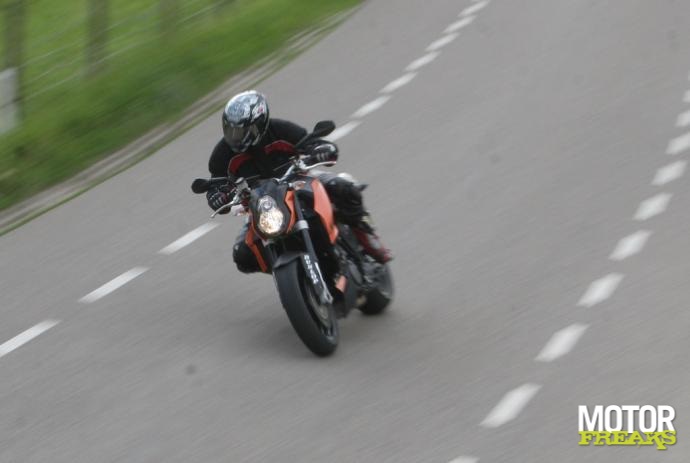 ktm_superduke_990_4_5_l.jpg