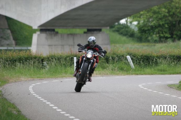ktm_superduke_990_5_3_l.jpg