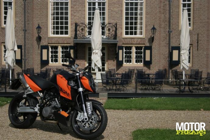 ktm_superduke_990_6_1_l.jpg