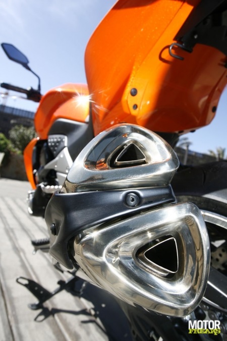 kawasaki_z1000_3_4.jpg
