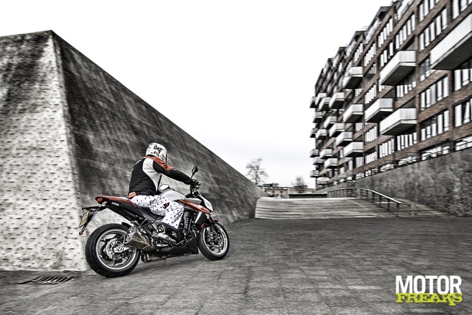 Z1000-03.jpg