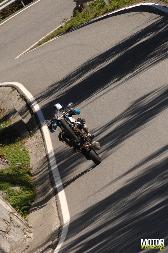 Moto_Guzzi_Griso_8V_wheelie.jpg