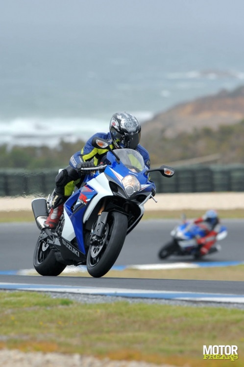 gsx-r1000_k7_1_2.jpg