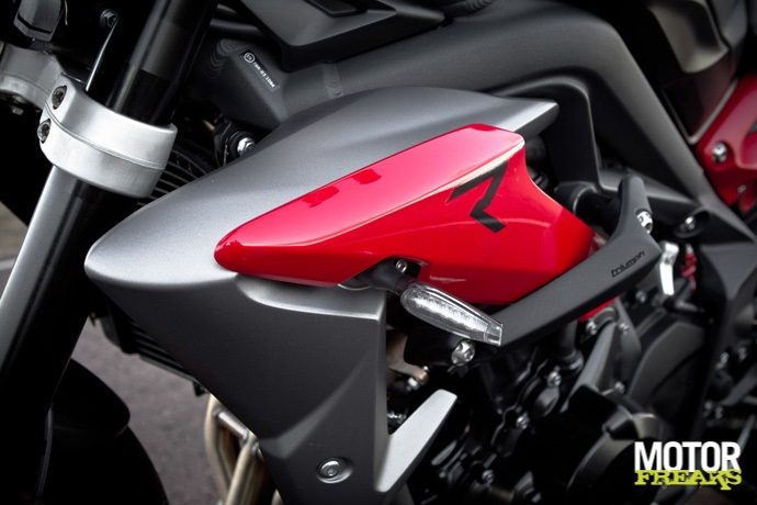 Triumph Street_Triple_R_2013_detail009