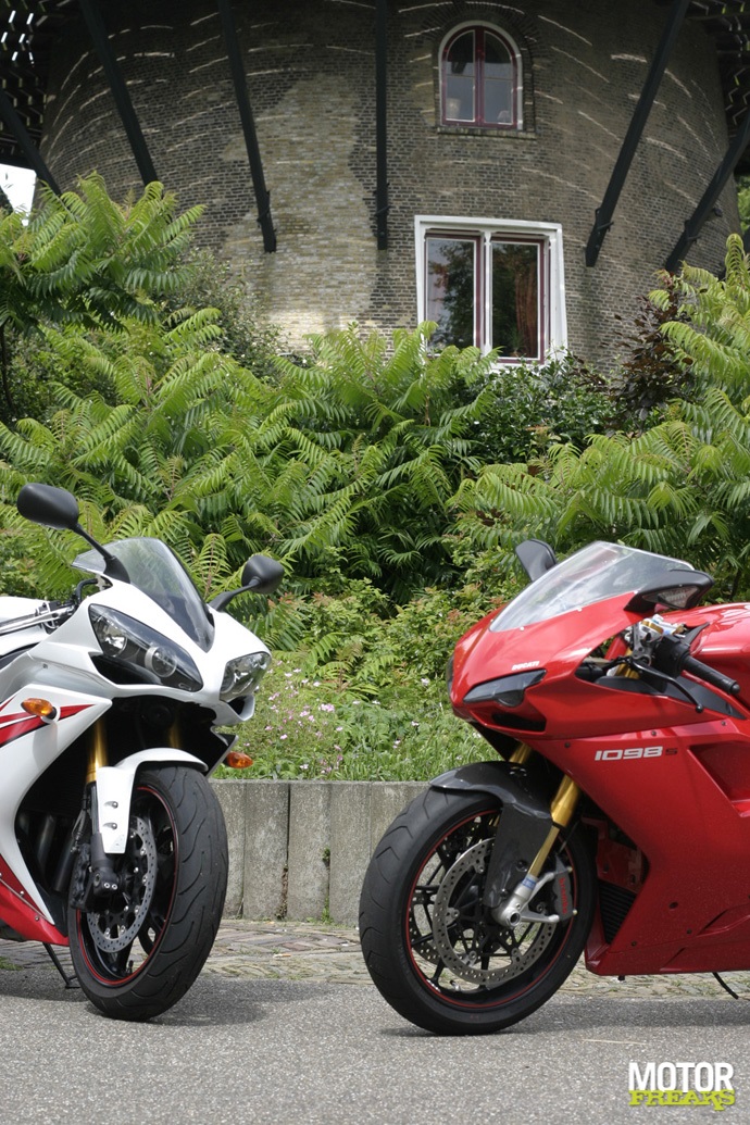 Ducati 1098S versus Yamaha R1