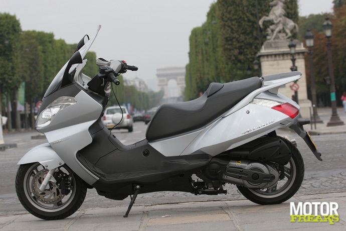 Paris_by_motorscooter_IMG_0788.jpg