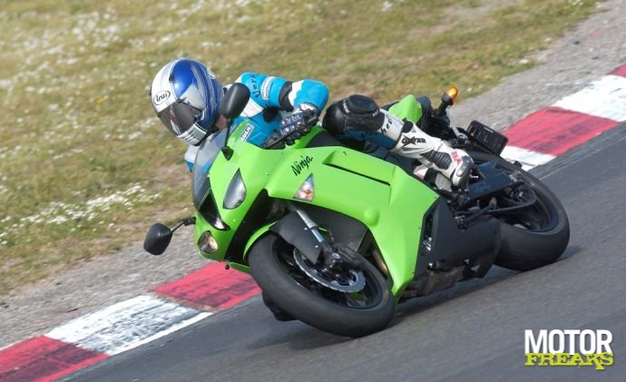 zx6r-cbr600rr_4_3_l.jpg
