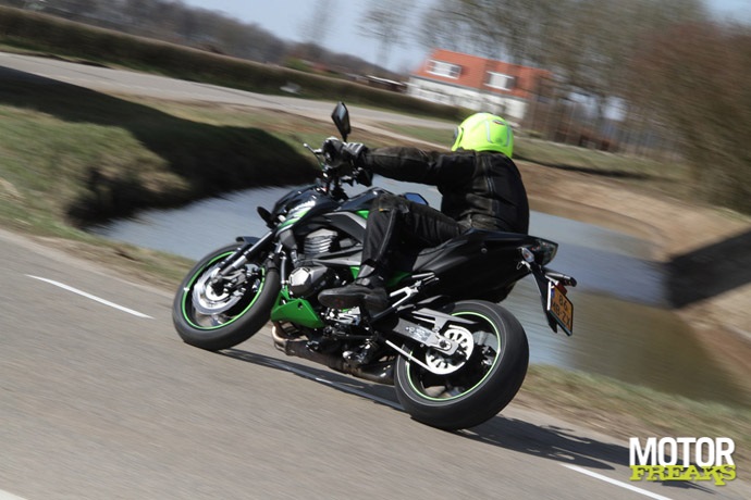 Kawasaki Z800 vs Suzuki GSR750