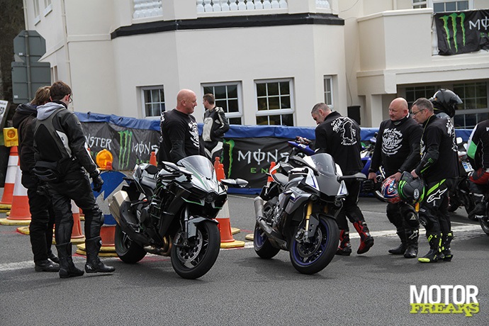 Kawasaki H2 versus Yamaha R1M
